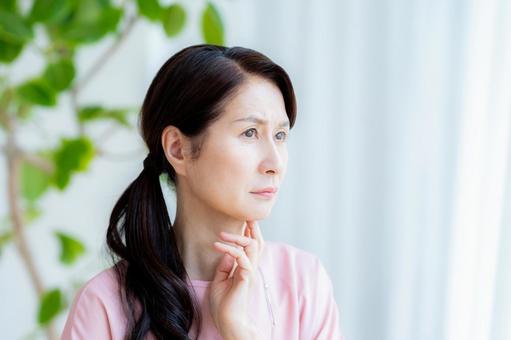 クリニック集客がうまくいかない理由で悩んでいる50代女性