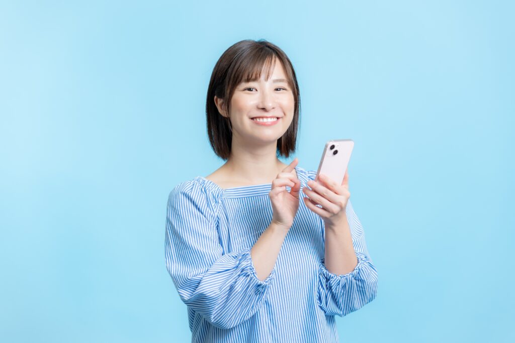 スマホを持ったシュートカットの女性