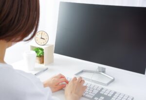 LINEをパソコンで使う方法！メリットや注意点、業務効率化のポイントも解説！